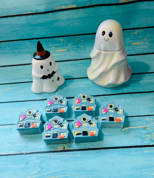 SMOKY PUMPKIN CARAMEL CRUNCH: SUGARED MARSHMALLOWS/BLUE SUGAR/PUMPKIN CARAMEL CRUNCH/SMOKED CEDAR & OUD